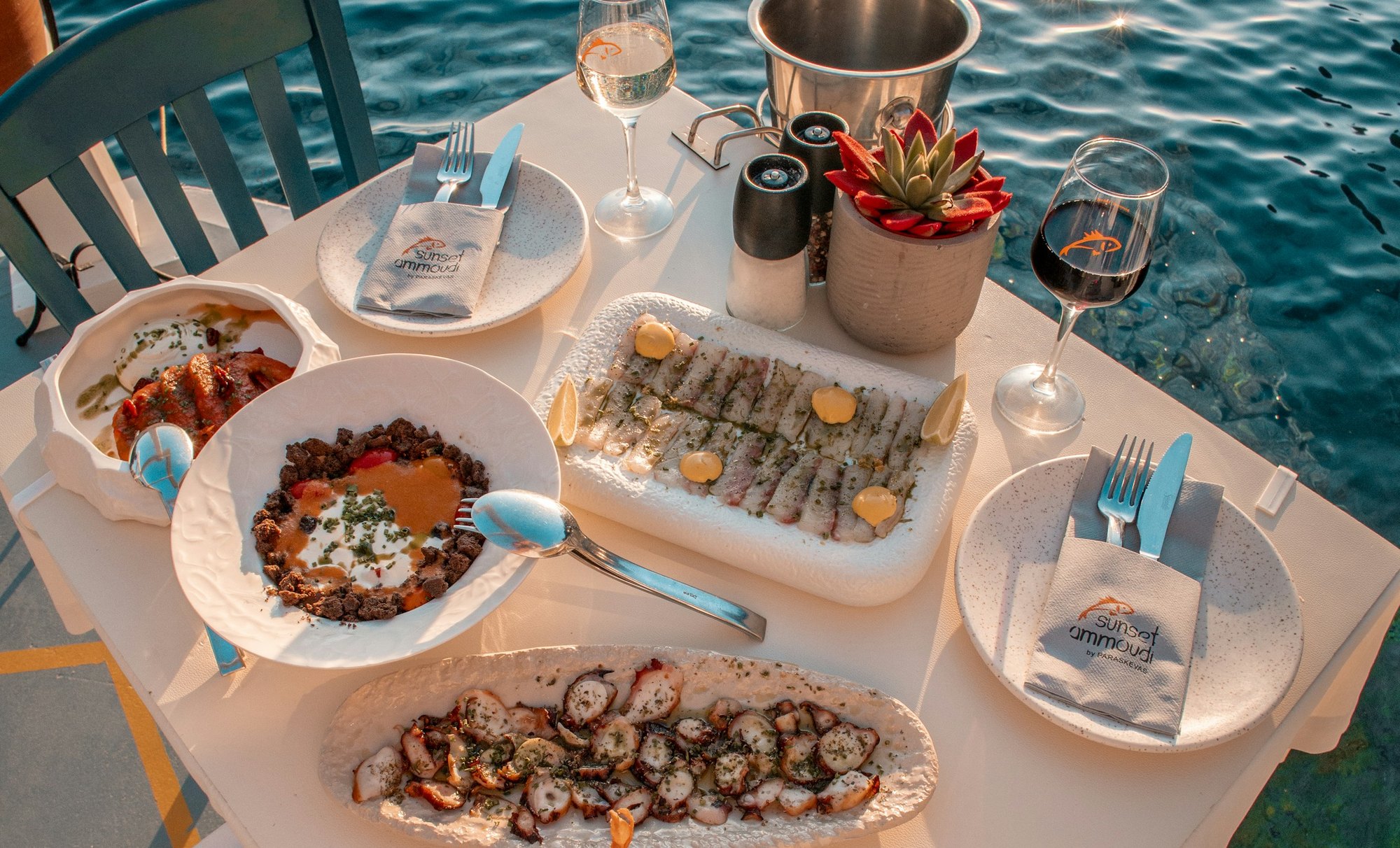 Mesa de mariscos frente al mar preparada para compartir