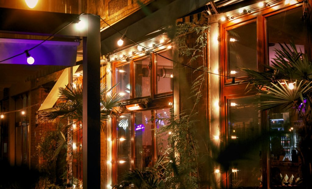 Fachada iluminada de un restaurante al anochecer
